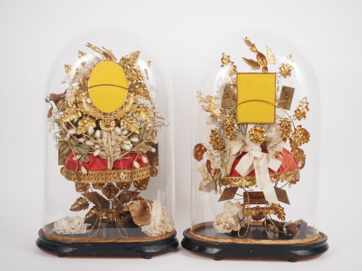 2 différents bouquets de la mariée Napoléon III sous globe. (bon état)