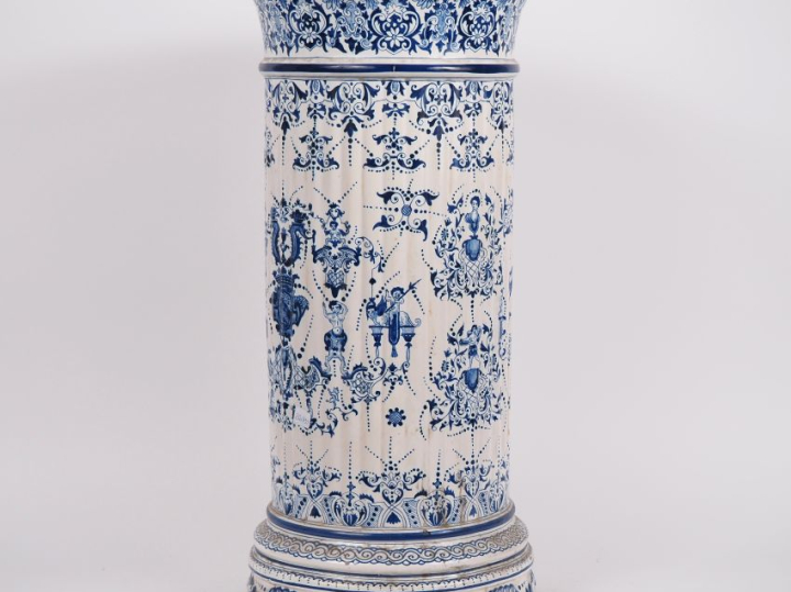 Porte parapluie en faience, décor camaieu bleu décor à la bérain.  H. 