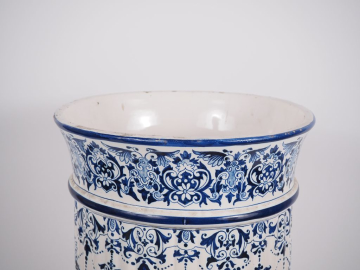 Porte parapluie en faience, décor camaieu bleu décor à la bérain.  H. 