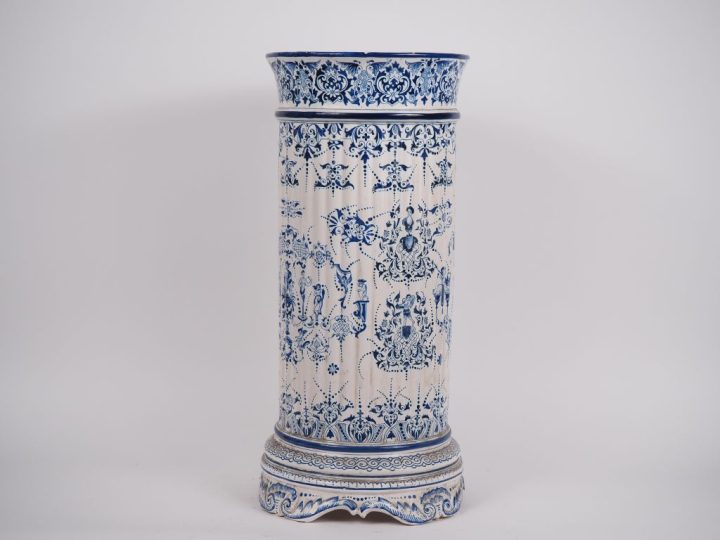 Porte parapluie en faience, décor camaieu bleu décor à la bérain.  H. 