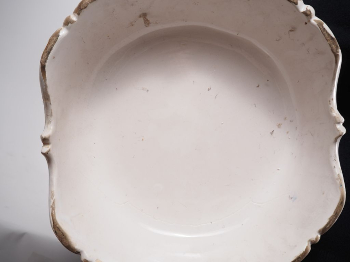 Porte parapluie en faience, décor camaieu bleu décor à la bérain.  H. 