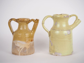 Vente aux enchères 2 différentes chevrettes en terre vernissée ocre. (une accidentée)