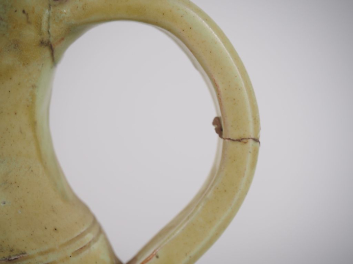 2 différentes chevrettes en terre vernissée ocre. (une accidentée)