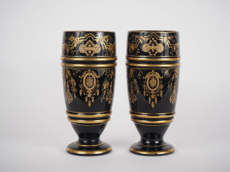Vente aux enchères Paire de vases Napoléon III en cristal noir, décor émaillé et doré de 