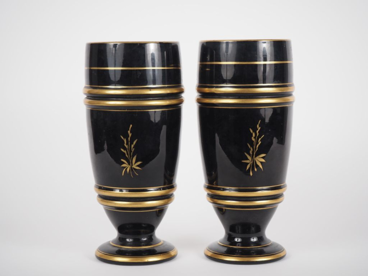 Paire de vases Napoléon III en cristal noir, décor émaillé et doré de 