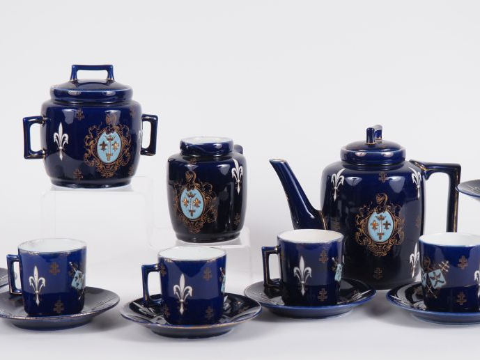 Service à café en Lunéville à décor émaillé blanc et doré d'armoiries,