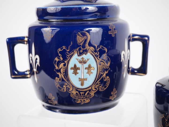 Service à café en Lunéville à décor émaillé blanc et doré d'armoiries,