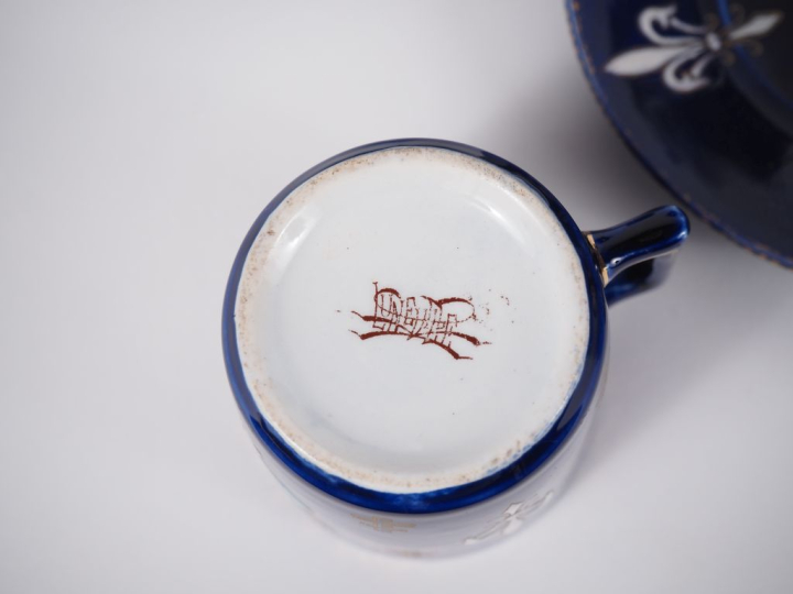 Service à café en Lunéville à décor émaillé blanc et doré d'armoiries,