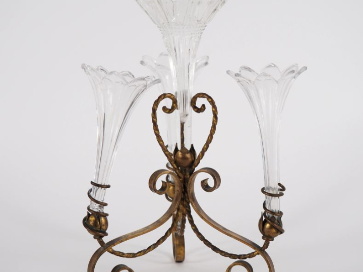 Pique fleurs 1900 en laiton, verre et cristal. (une tulipe accidentée)