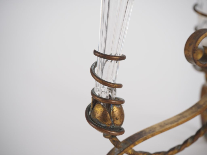 Pique fleurs 1900 en laiton, verre et cristal. (une tulipe accidentée)