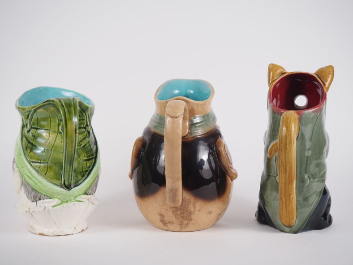 3 différents pichets anthropo - zoomorphes en céramique polychrome.  (