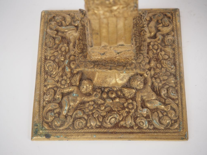 Paire de bougeoirs Napoléon III de style Louis XIV, à décor d'amours e