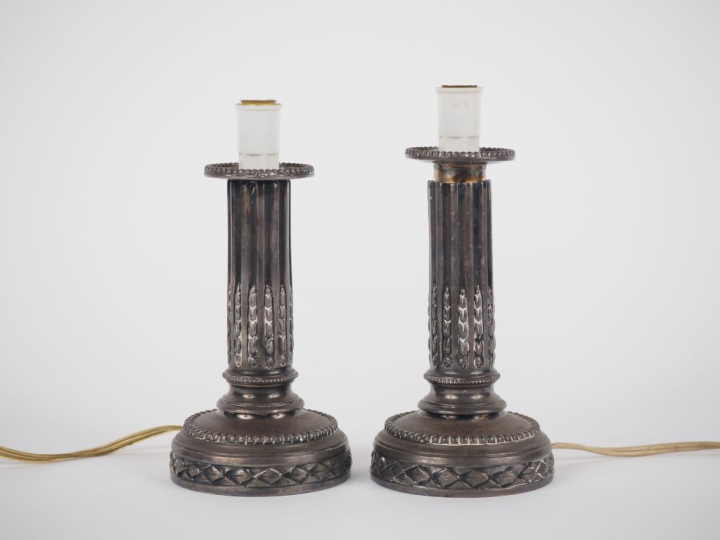 Paire de bougeoirs de style Louis XVI en bronze argenté à décor de per
