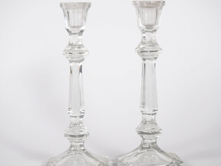 Paire de bougeoirs de forme balustre en verre moulé. H. 24,5 cm