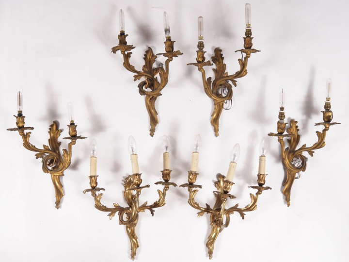 Paire d'appliques triples de style Louis XVI à décor de feuillage On y