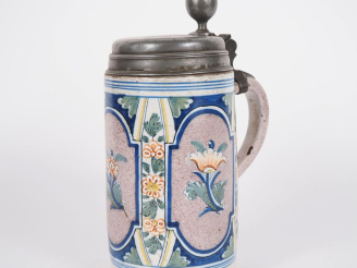 Vente aux enchères Pichet à bière XIXème en faience polychrome à décor de fleurs, couverc