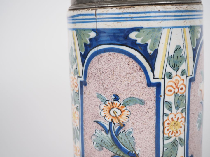 Pichet à bière XIXème en faience polychrome à décor de fleurs, couverc