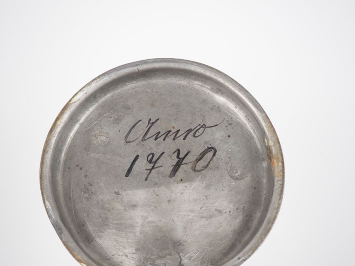 Pichet à bière XIXème en faience polychrome à décor de fleurs, couverc