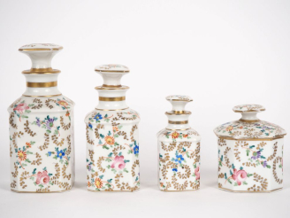 Vente aux enchères Garniture de toilette en porcelaine à décor de fleurs polychromes et d