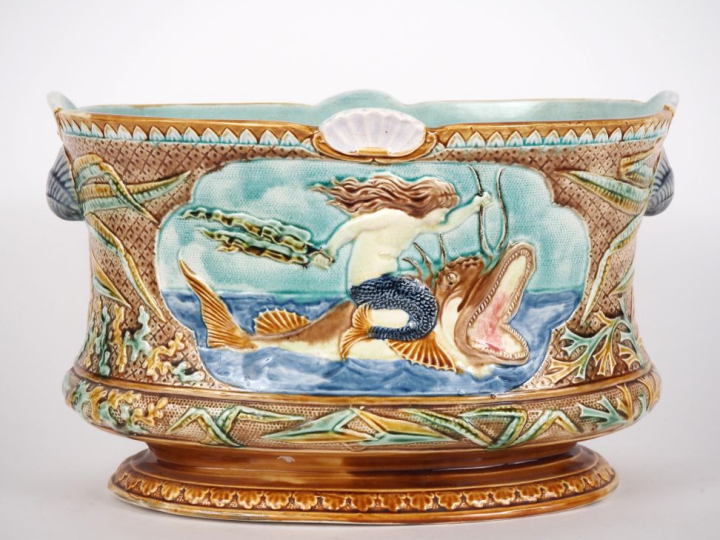 Jardinière en barbotine à décor polychrome de sirènes, de poissons et 