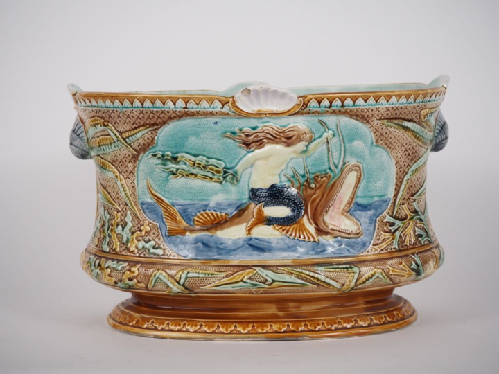 Jardinière en barbotine à décor polychrome de sirènes, de poissons et 
