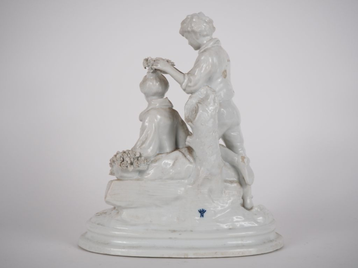 CAPODIMONTE. Groupe en porcelaine blanche figurant un scène galante.  