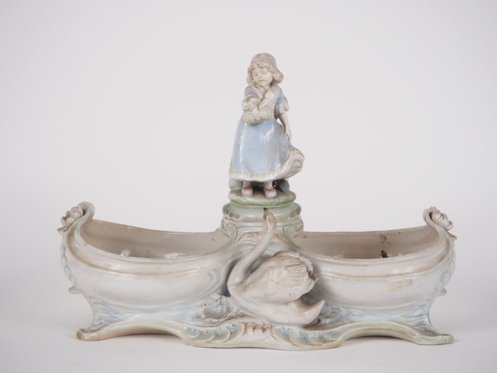 Grand vide poche en porcelaine polychrome à décor d'enfant et de cygne