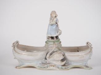 Vente aux enchères Grand vide poche en porcelaine polychrome à décor d'enfant et de cygne