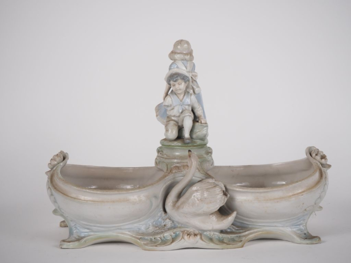 Grand vide poche en porcelaine polychrome à décor d'enfant et de cygne