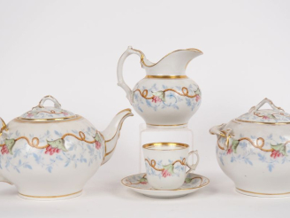 Vente aux enchères Service à thé Napoléon III en porcelaine à décor de fleurs polychromes