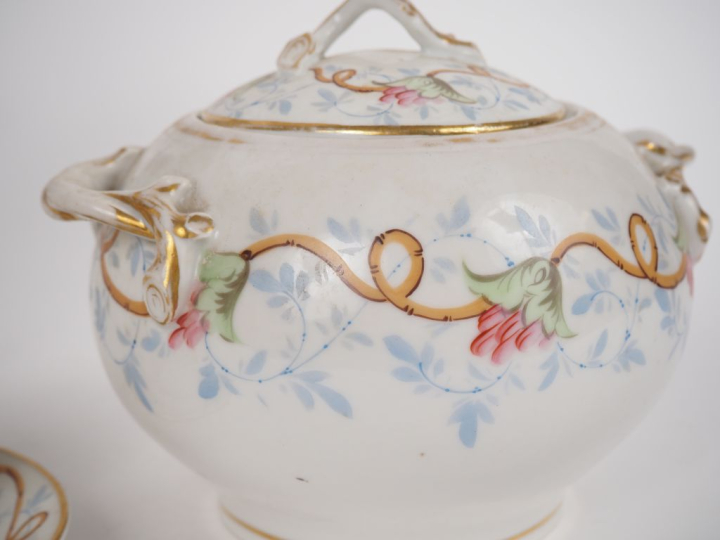 Service à thé Napoléon III en porcelaine à décor de fleurs polychromes