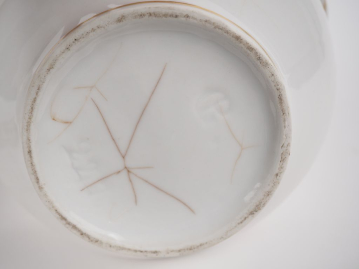 Service à thé Napoléon III en porcelaine à décor de fleurs polychromes