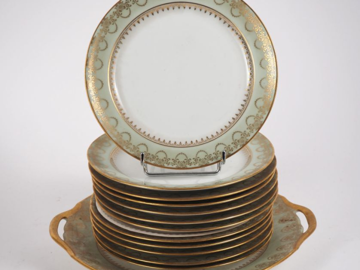 Service à dessert en porcelaine blanche et céladon à décor doré de fle