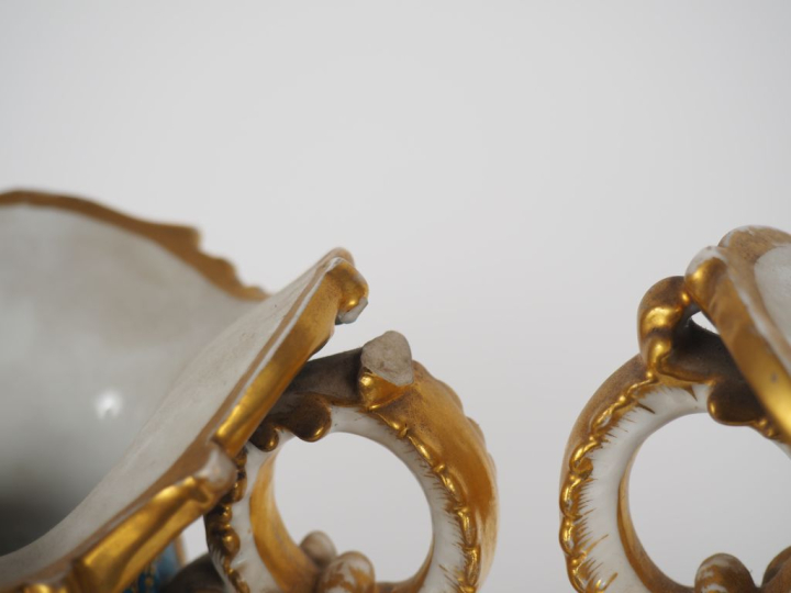 Jacob PETIT.  Paire de vases en porcelaine à décor de fleurs polychrom