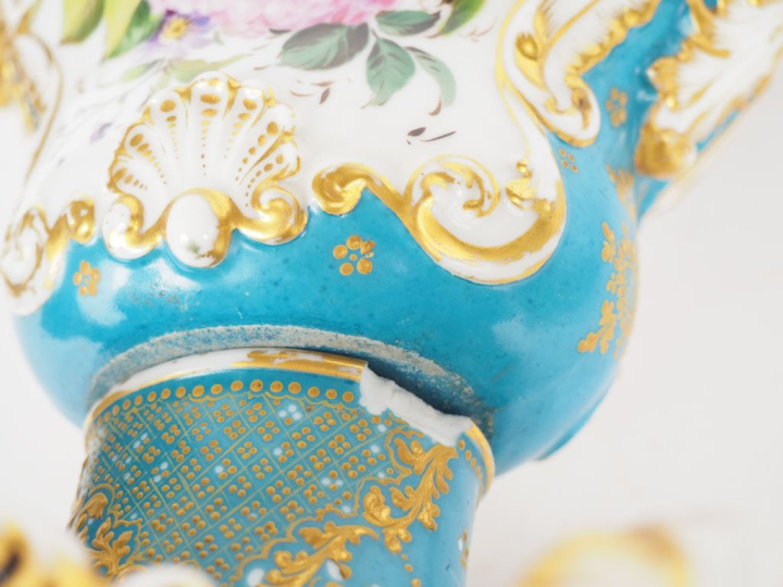 Jacob PETIT.  Paire de vases en porcelaine à décor de fleurs polychrom