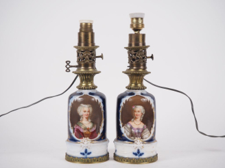 Vente aux enchères VALENTINE.  Paire de lampes à pétrole en porcelaine polychrome à décor