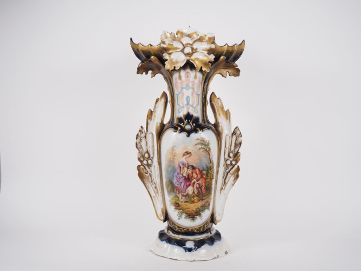 VALENTINE.  Grand vase en porcelaine Napoléon III à décor polychrome d