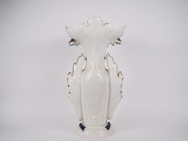 VALENTINE.  Grand vase en porcelaine Napoléon III à décor polychrome d