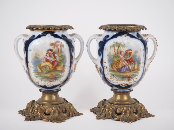 VALENTINE.  Paire de bases de lampes à pétrole en porcelaine à décor p