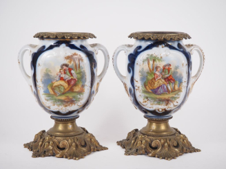 Vente aux enchères VALENTINE.  Paire de bases de lampes à pétrole en porcelaine à décor p