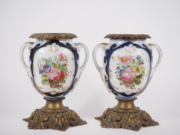 VALENTINE.  Paire de bases de lampes à pétrole en porcelaine à décor p