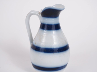 Vente aux enchères VALENTINE.  Pot à lait Napoléon III en porcelaine, à décor de liserés 