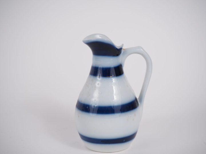 VALENTINE.  Pot à lait Napoléon III en porcelaine, à décor de liserés 