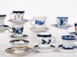 Vente aux enchères VALENTINE.  9 tasses et sous tasses (brulots, tasses trembleuses, tass