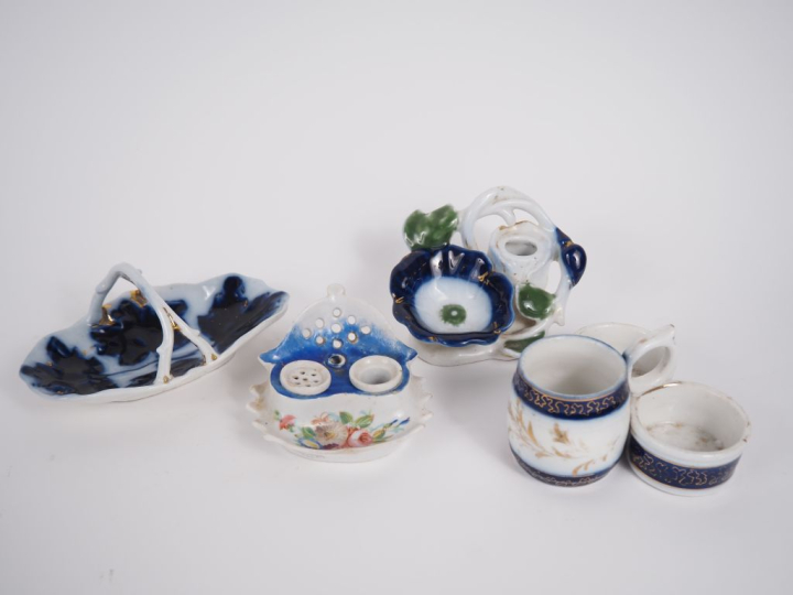 VALENTINE. 2 encriers et 2 vide poches, en porcelaine.