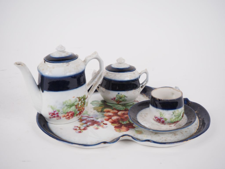 VALENTINE.  Service égoiste en porcelaine, à décor de grappes de raisi