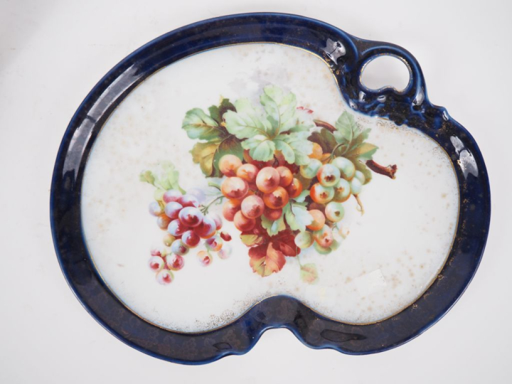 VALENTINE.  Service égoiste en porcelaine, à décor de grappes de raisi