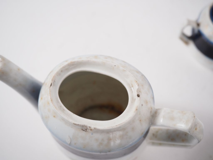 VALENTINE.  Service égoiste en porcelaine, à décor de grappes de raisi