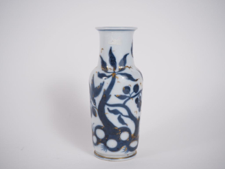 Vente aux enchères VALENTINE.  Vase en porcelaine à décor en camaieu bleu rehaussé d'or d