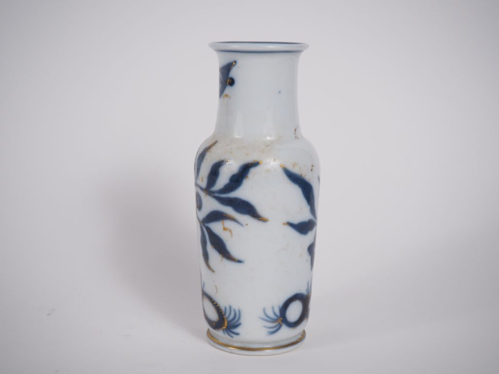 VALENTINE.  Vase en porcelaine à décor en camaieu bleu rehaussé d'or d